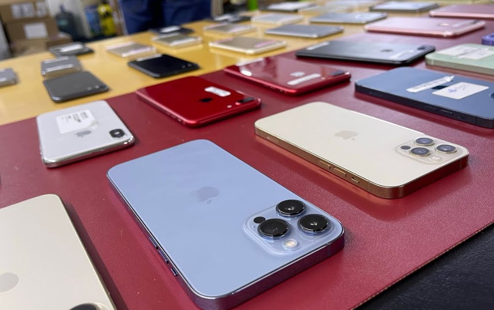 Start with a Sample Order and Build Gradually iPhone Bulk Suppliers